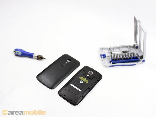 Sau khi đã tháo nắp pin ngoài