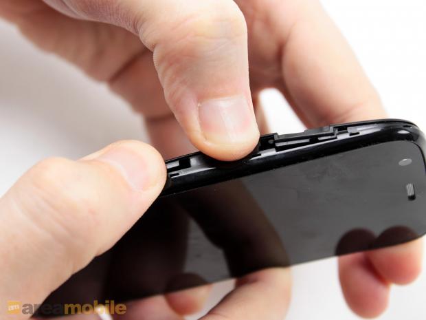 Dùng một chút lực để tháo nắp pin phía trong