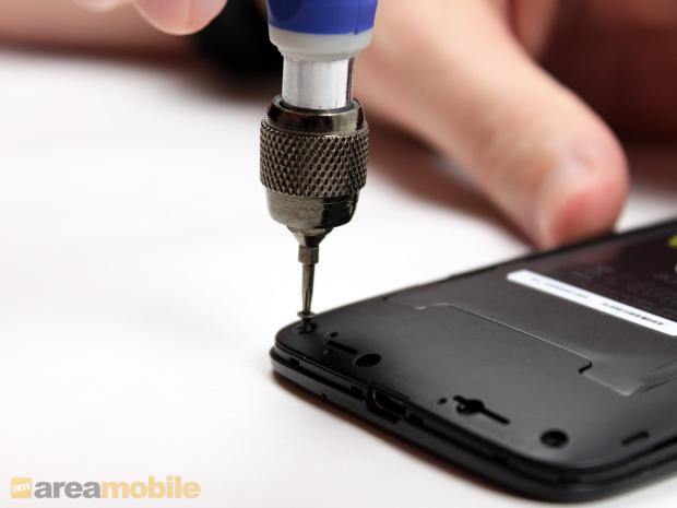 Bắt đầu tiến hành việc tháo mấy con ốc ra