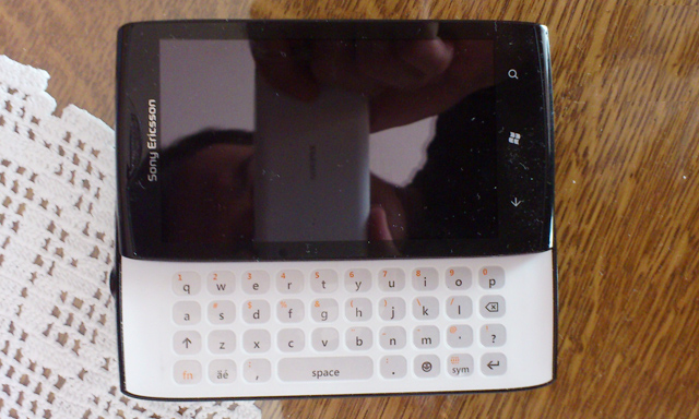 Sony Juline – nguyên mẫu điện thoại Windows Phone có bàn phím QWERTY của Sony