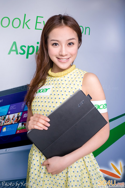Chân dài gợi cảm bên laptop Acer Aspire P3