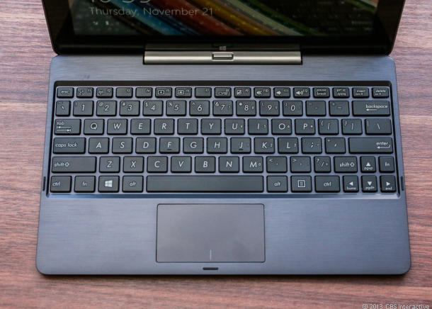 Bàn phím rời thiếu đi dải phím số chuyên dụng và bàn rê chuột không mấy nhạy cho lắm