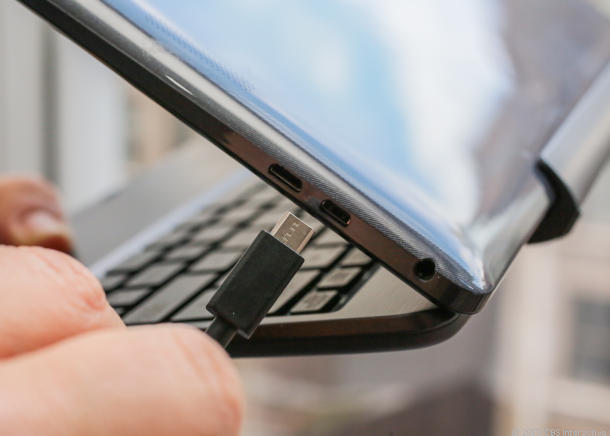 Cạnh phải có cổng micro-HDMI, micro-USB, khe microSD và jack cắm tai nghe 3.5 mm