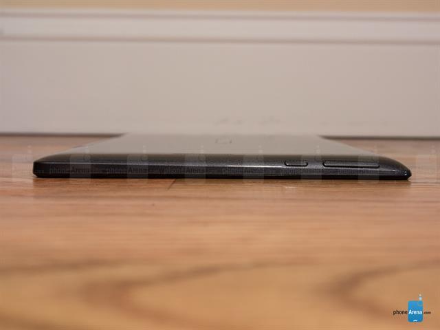 Cạnh trái có bộ đôi phím tăng giảm âm lượng và phím Home