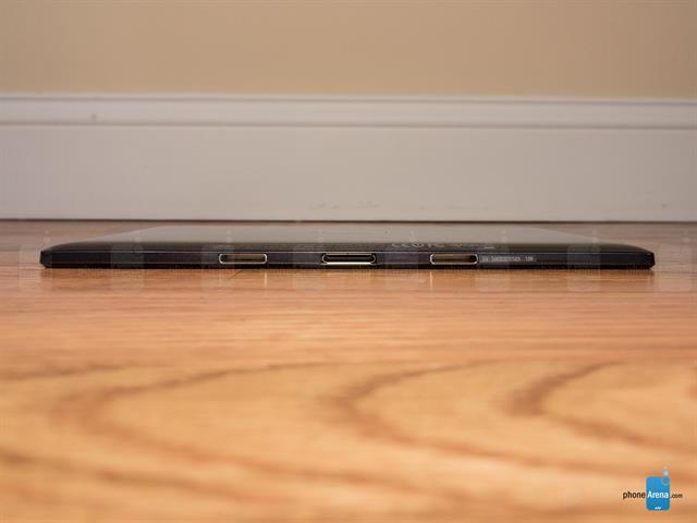 Đáy máy có các cổng để kết nối với bàn phím rời