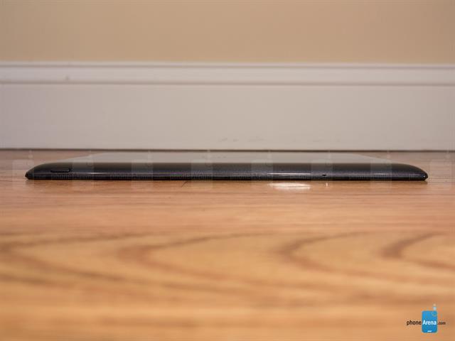 Đỉnh máy có phím nguồn và 1 lỗ mic