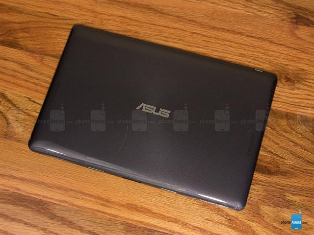 Mặt sau T100 hiển thị rõ nét logo thương hiệu Asus với tông màu trắng trên nền đen của máy