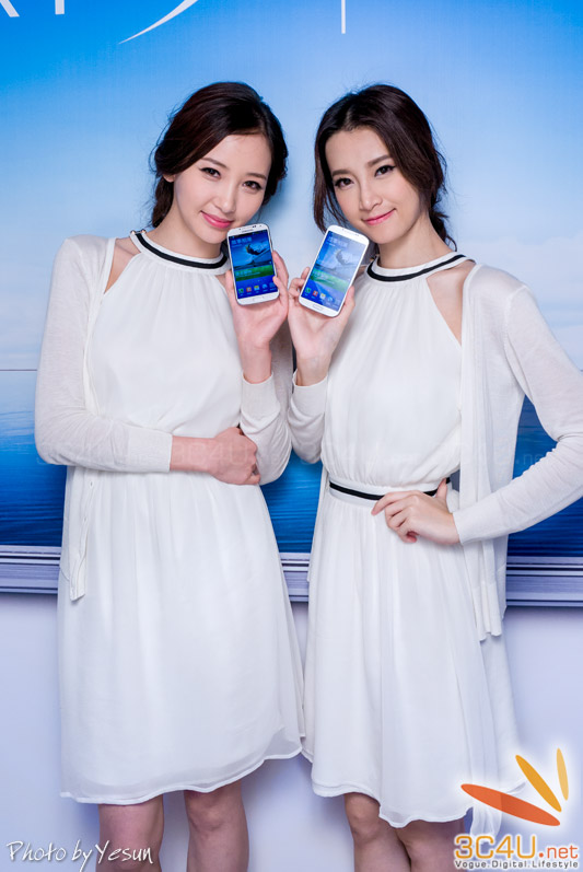 Galaxy S4 trên tay chân dài cực xinh