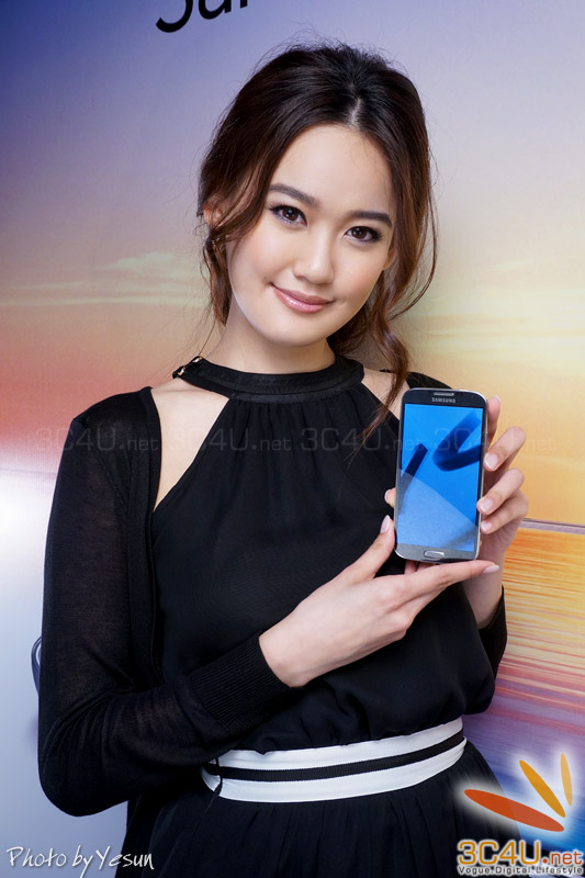 Galaxy S4 trên tay chân dài cực xinh