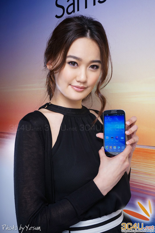 Galaxy S4 trên tay chân dài cực xinh