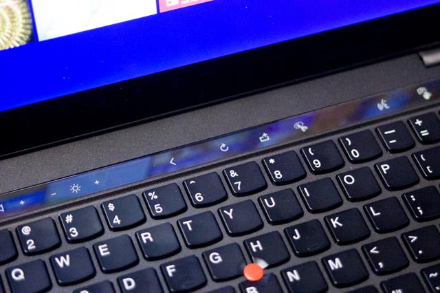 Cận cảnh bàn phím của Ultrabook Lenovo ThinkPad X1 Carbon 2014 tại CES 2014