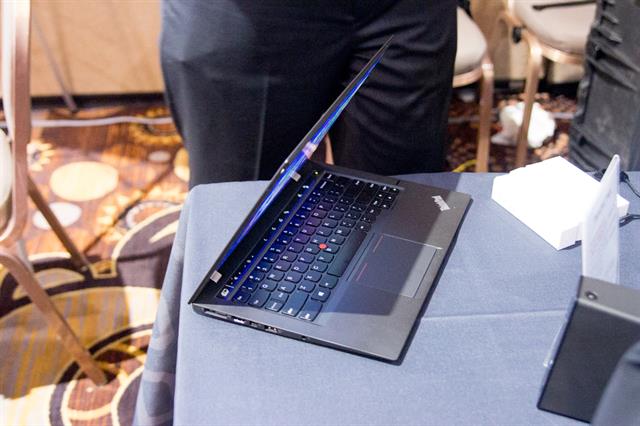 Cận cảnh Ultrabook Lenovo ThinkPad X1 Carbon 2014 tại CES 2014