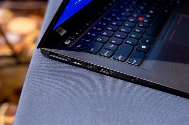 Cận cảnh Ultrabook Lenovo ThinkPad X1 Carbon 2014 tại CES 2014