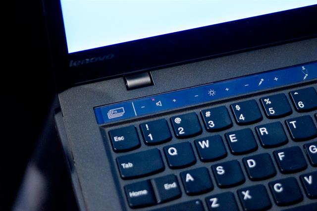Cận cảnh bàn phím của Ultrabook Lenovo ThinkPad X1 Carbon 2014 tại CES 2014