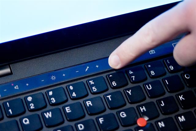 Cận cảnh bàn phím của Ultrabook Lenovo ThinkPad X1 Carbon 2014 tại CES 2014