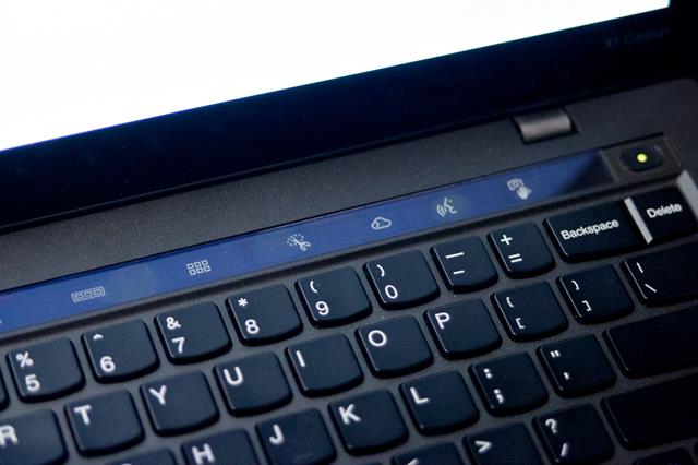 Cận cảnh bàn phím của Ultrabook Lenovo ThinkPad X1 Carbon 2014 tại CES 2014