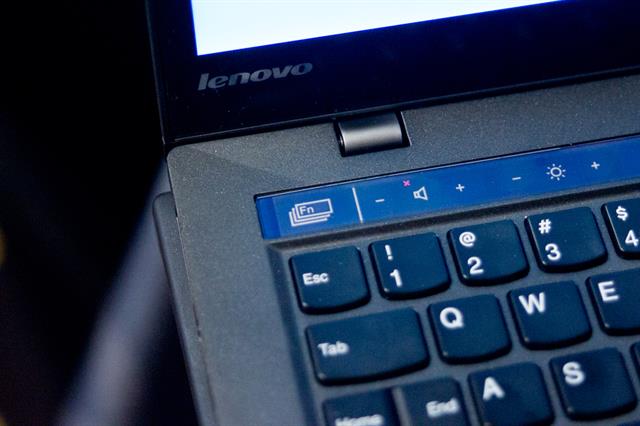 Cận cảnh bàn phím của Ultrabook Lenovo ThinkPad X1 Carbon 2014 tại CES 2014