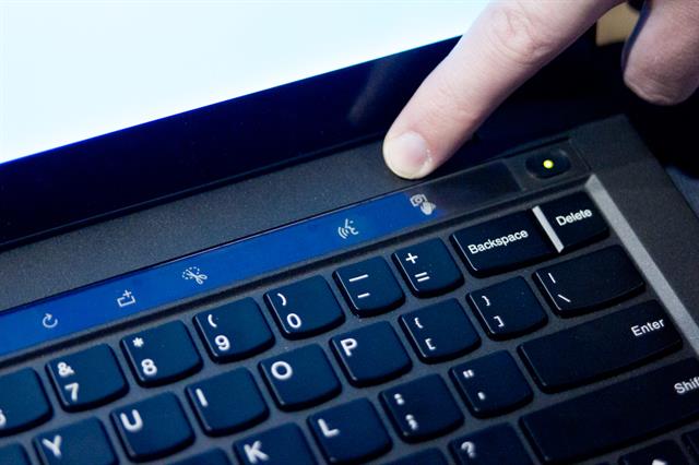 Cận cảnh bàn phím của Ultrabook Lenovo ThinkPad X1 Carbon 2014 tại CES 2014