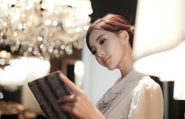 Mỹ nhân gợi cảm bên iPad