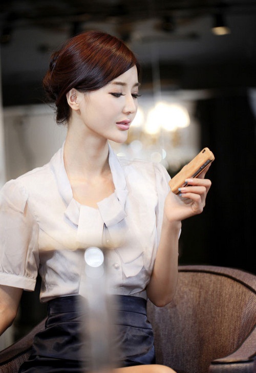 Mỹ nhân gợi cảm bên iPad