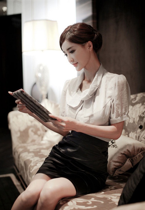 Mỹ nhân gợi cảm bên iPad