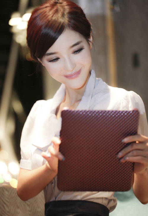 Mỹ nhân gợi cảm bên iPad