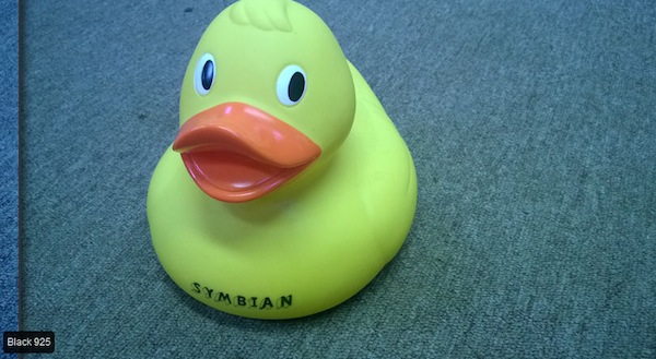 Ảnh so sánh (Ảnh trên là Lumia Amber, ảnh dưới là Lumia Black)