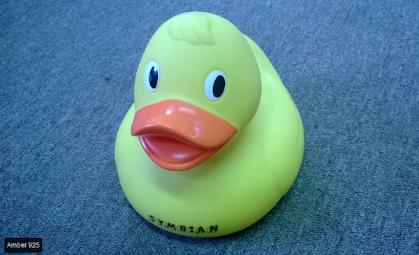 Ảnh so sánh (Ảnh trên là Lumia Amber, ảnh dưới là Lumia Black)