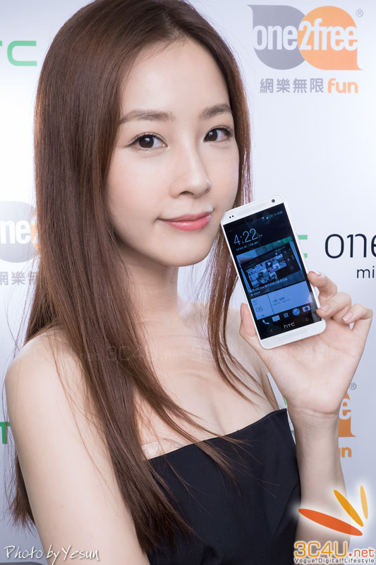 PG gợi cảm bên HTC One Mini