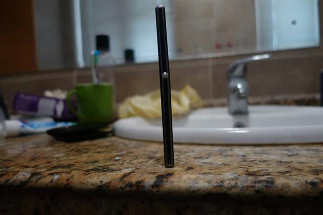 Hình ảnh Xperia Z1 bị biến dạng