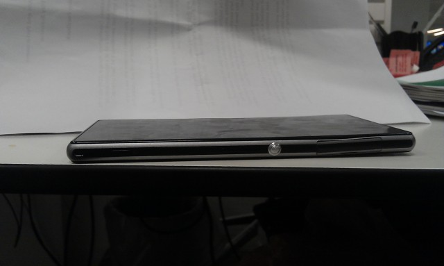 Hình ảnh Xperia Z1 bị biến dạng