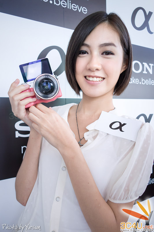 Máy ảnh Sony trên tay PG cực xinh