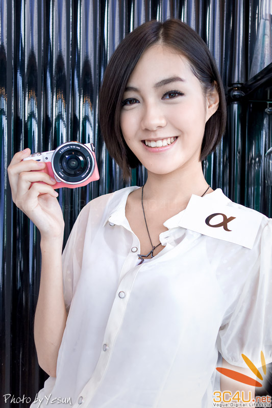 Máy ảnh Sony trên tay PG cực xinh