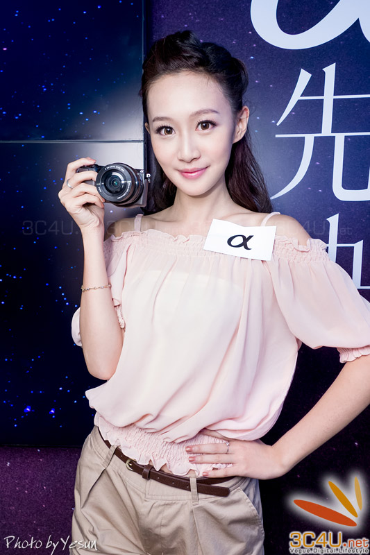 Máy ảnh Sony trên tay PG cực xinh