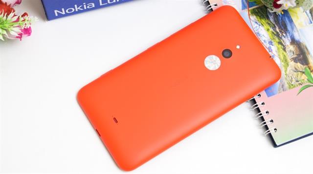 Lumia 1320 sở hữu thiết kế truyền thống của dòng Lumia