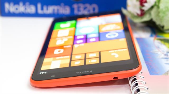 Màn hình của Lumia 1320 có vẻ nhỉnh hơn đối thủ