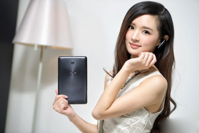 Mẫu nữ sexy bên Asus Memo Pad