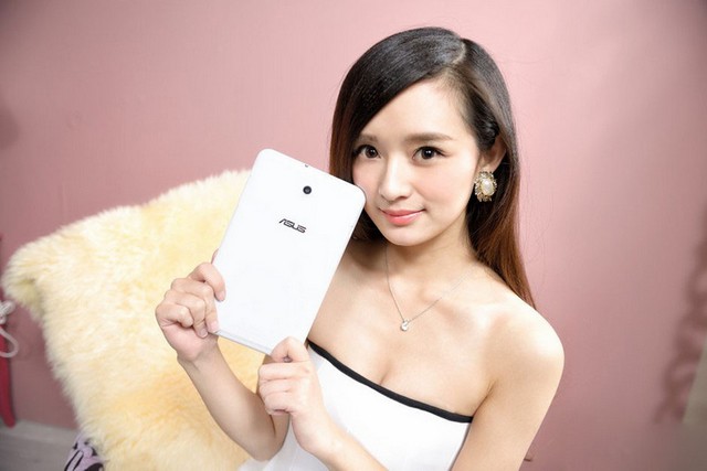 Mẫu nữ sexy bên Asus Memo Pad