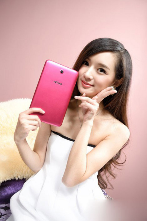 Mẫu nữ sexy bên Asus Memo Pad