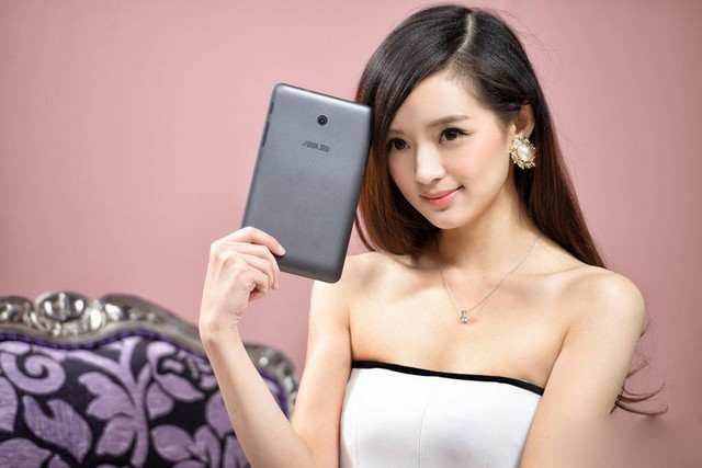 Mẫu nữ sexy bên Asus Memo Pad