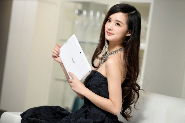 Mẫu nữ sexy bên Asus Memo Pad