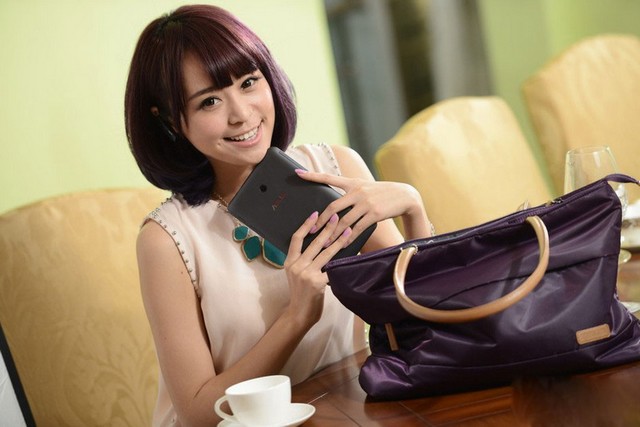 Asus Memo Pad trên tay Hot Girl cực xinh