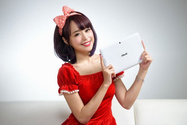 Asus Memo Pad trên tay Hot Girl cực xinh