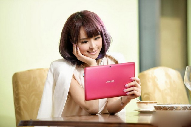 Asus Memo Pad trên tay Hot Girl cực xinh