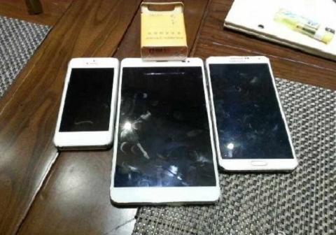 Huawei MediaPad X1 (máy giữa) đọ dáng với Galaxy Note 3 (máy bên phải)