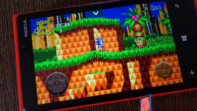 Trong khi chơi game, bạn cũng có thể kích hoạt Action Center bằng cách kéo dấu mũi tên ở mép trên màn hình xuống