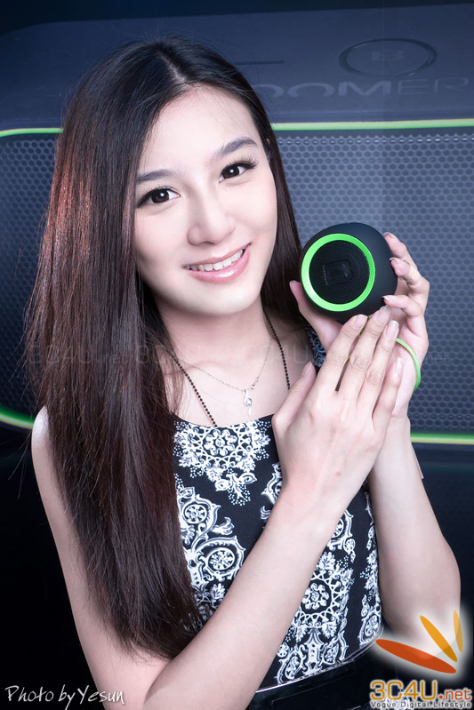 PG cực xinh quảng cáo loa di động