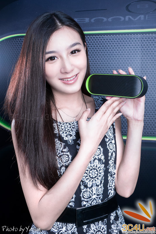 PG cực xinh quảng cáo loa di động