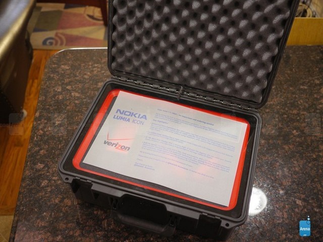 Đập hộp Lumia Icon với tai nghe khủng đi kèm