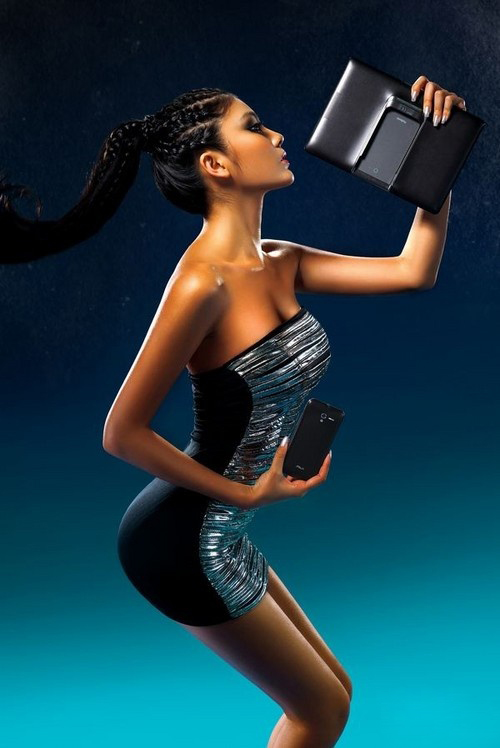 Mẫu nữ khoe 3 vòng nóng bỏng bên Nexus Padfone